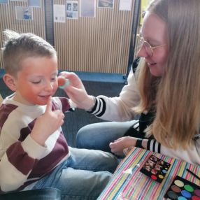 Anna, Oppas in Almelo