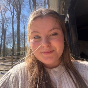 Julia, Oppas in Huizen