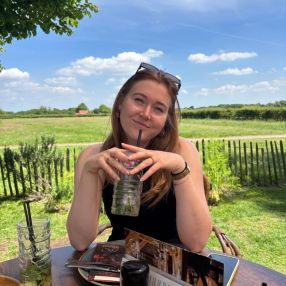Nikki, Oppas in Edam