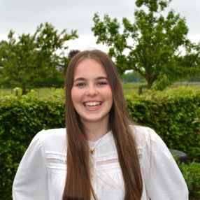 Esther, Oppas in Heerde
