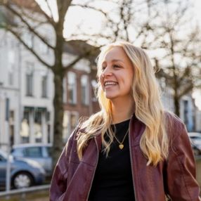 Shifra, Babysitter in Kampen