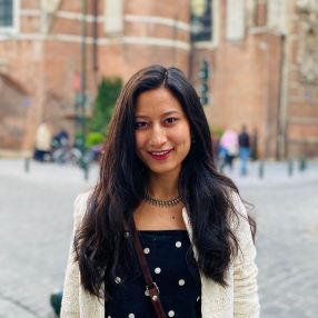 Akriti, Oppas in Den Haag