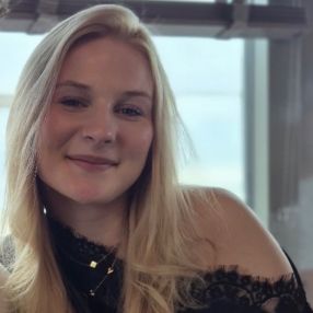Iris, Babysitter in Zuidwolde