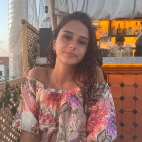 Defne, Babysitter in Badhoevedorp