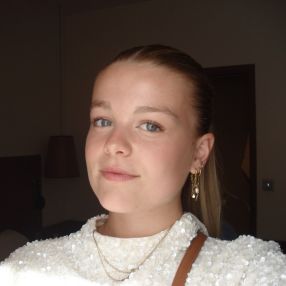 Sarah, Oppas in Sas van Gent