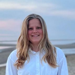 Albertine, Babysitter in Urk