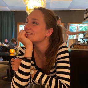 Britt, Oppas in Maasland