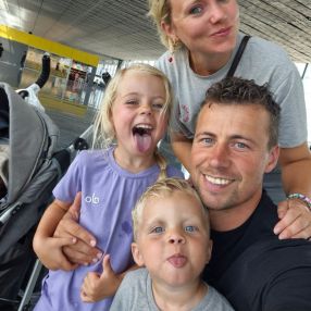Kim, Family in Huizen