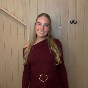 Esmay, Babysitter in Monnickendam