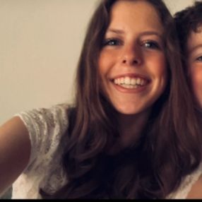 Flore, Babysitter in Hengelo