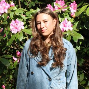 Erin, Babysitter in Rijen