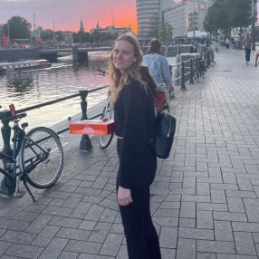 Vera, Babysitter in Luttenberg