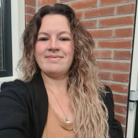 Angela, Oppas in Oude Pekela