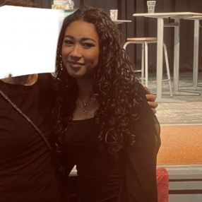 Chenoa, Oppas in Beverwijk