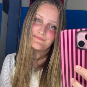 Eline, Babysitter in Papendrecht