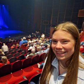 Julia, Babysitter in Huissen
