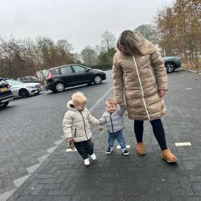 Demi, Gezin in Stiens