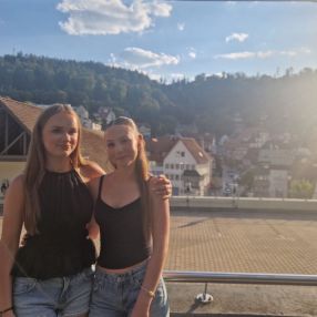 Rosely en Linda, Babysitter in Harskamp