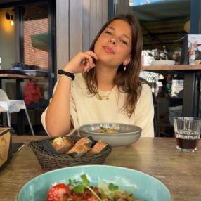 Lola, Oppas in Zierikzee