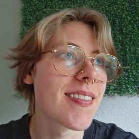 Daphne, Oppas in Brummen