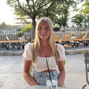 Nikki, Oppas in Uitgeest