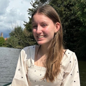 Eline, Babysitter in Voorburg