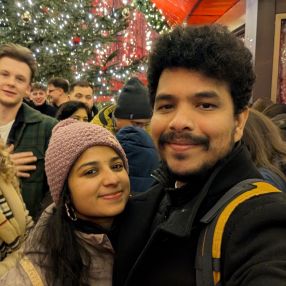 Sandhya, Gezin in Best