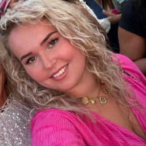 Kyra, Babysitter in Dieren