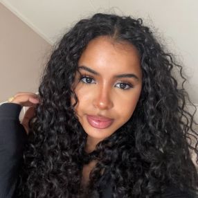 Jemaya, Babysitter in Zuidland