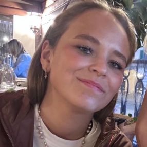 Mazarine, Babysitter in Laren