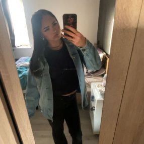 Iris, Oppas in Den Burg