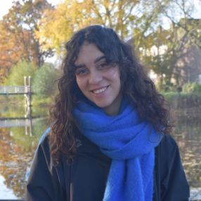 Vivi, Oppas in Schiedam