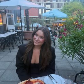 Roos, Babysitter in Badhoevedorp