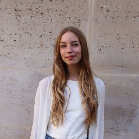 Iris, Babysitter in Bussum