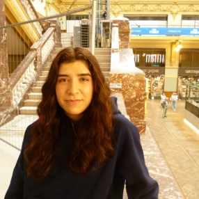 Elfat, Babysitter in Maassluis