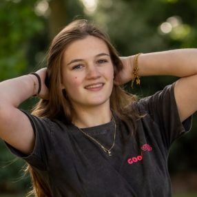 Elin, Babysitter in Tholen