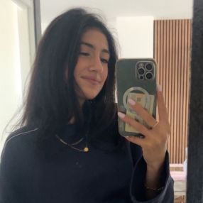 Elina, Oppas in Winkel
