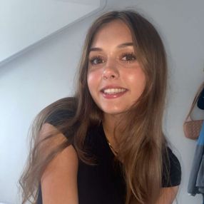 Lana, Babysitter in Uitgeest