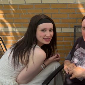 Indy, Oppas in Huizen