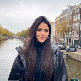 Esther, Oppas in Hollands Kroon