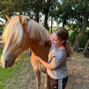 Manon, Babysitter in Schagen