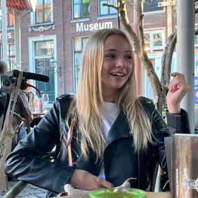Jenneley, Oppas in Medemblik