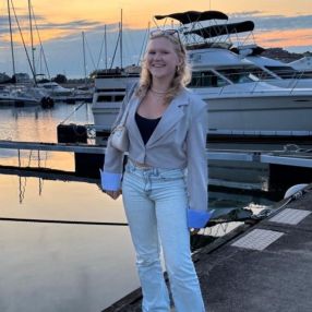 Charlotte, Babysitter in Baarlo