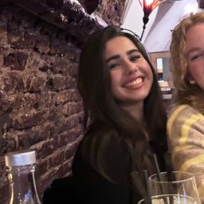Julia, Oppas in Budel