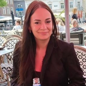 Djanice, Babysitter in Buchten