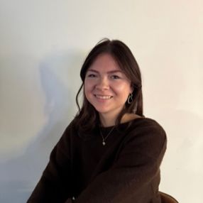 Djenisha, Babysitter in Bunschoten-Spakenburg