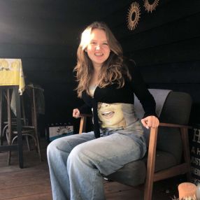 Nika, Babysitter in Huizen