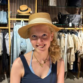 Isabeau, Oppas in Sint Willebrord