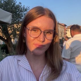 Esmee, Babysitter in Winschoten