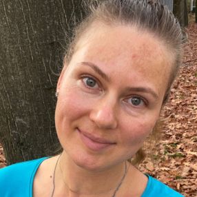 Елена, Oppas in Overloon